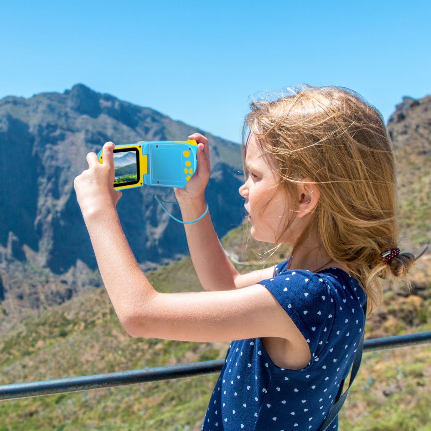 Kids Digital Camera with 2.4" Screen and 32GB Card